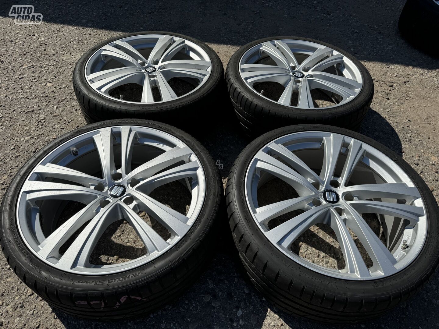 Seat Siunciam, 8J ET45 light alloy R20 rims