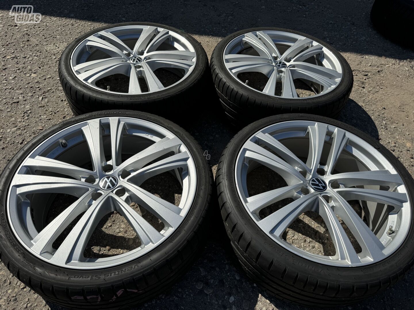 Volkswagen Siunciam, 8J ET45 light alloy R20 rims