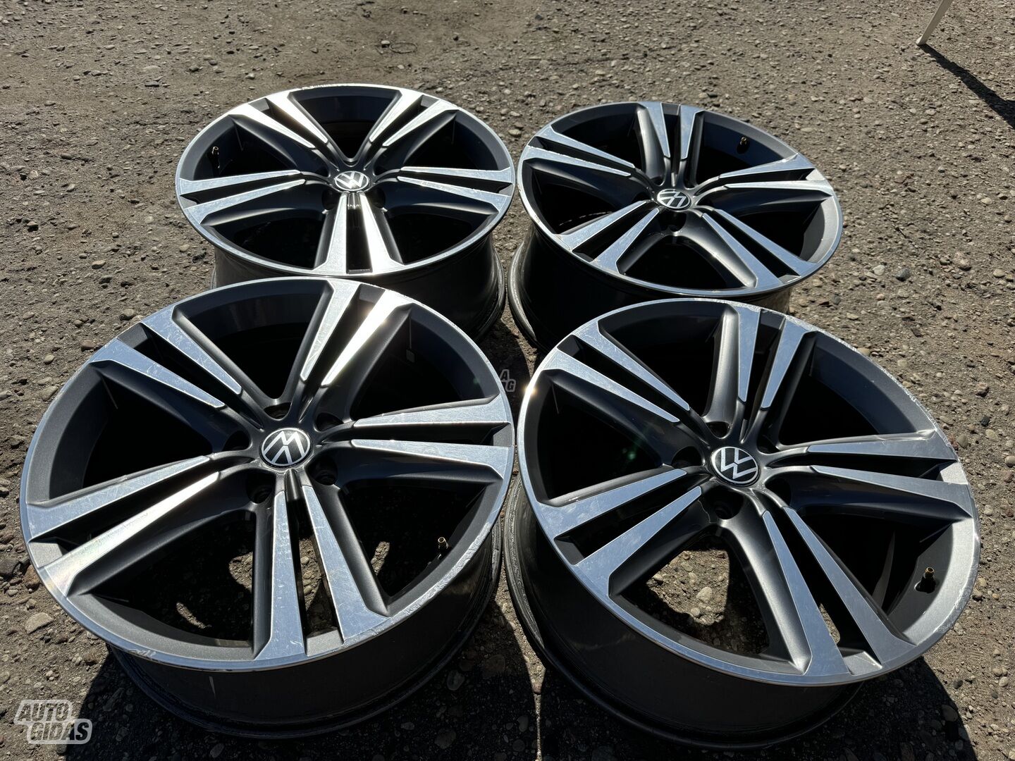 Volkswagen Siunciam, 8J ET50 light alloy R19 rims