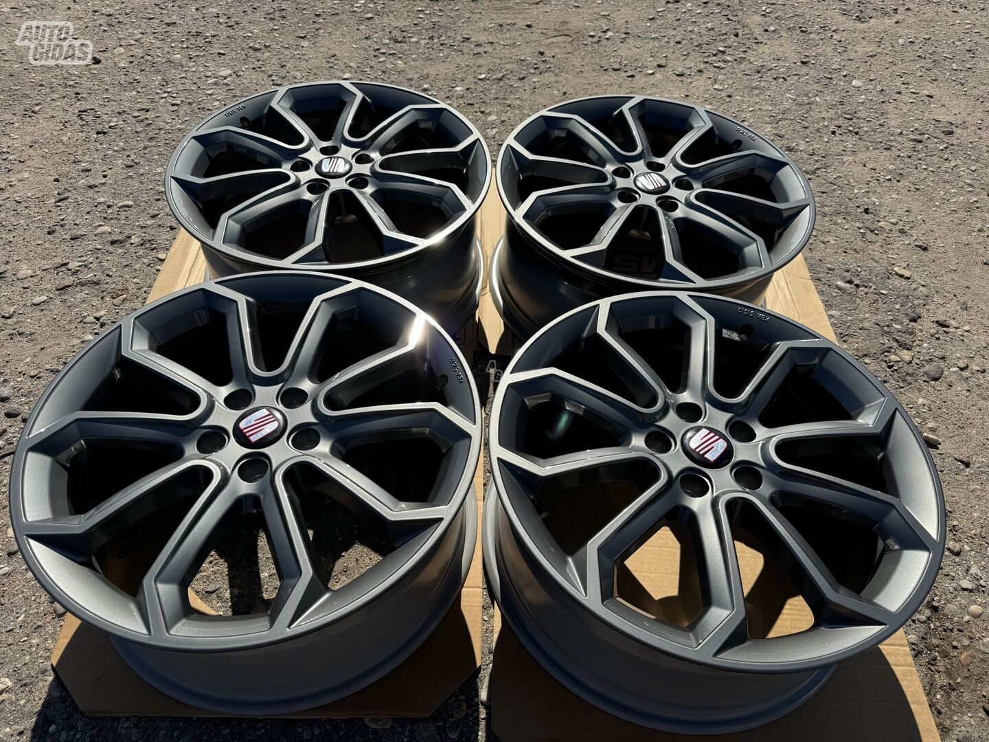 Seat Siunciam, 8J ET50 light alloy R19 rims