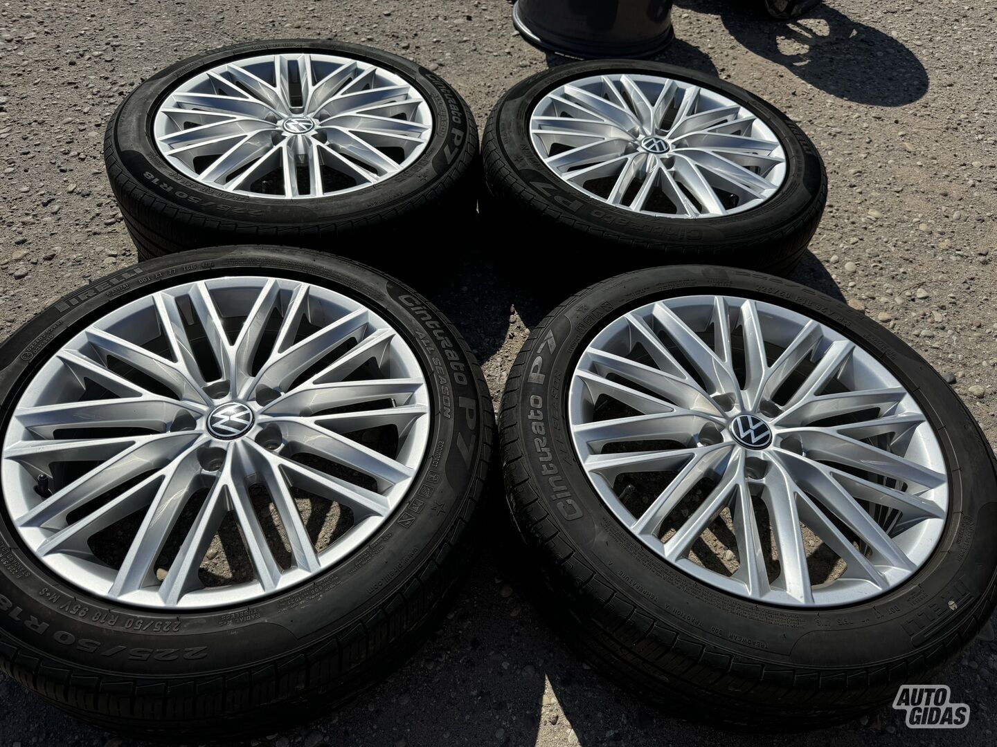 Volkswagen Siunciam, 7J ET45 light alloy R18 rims