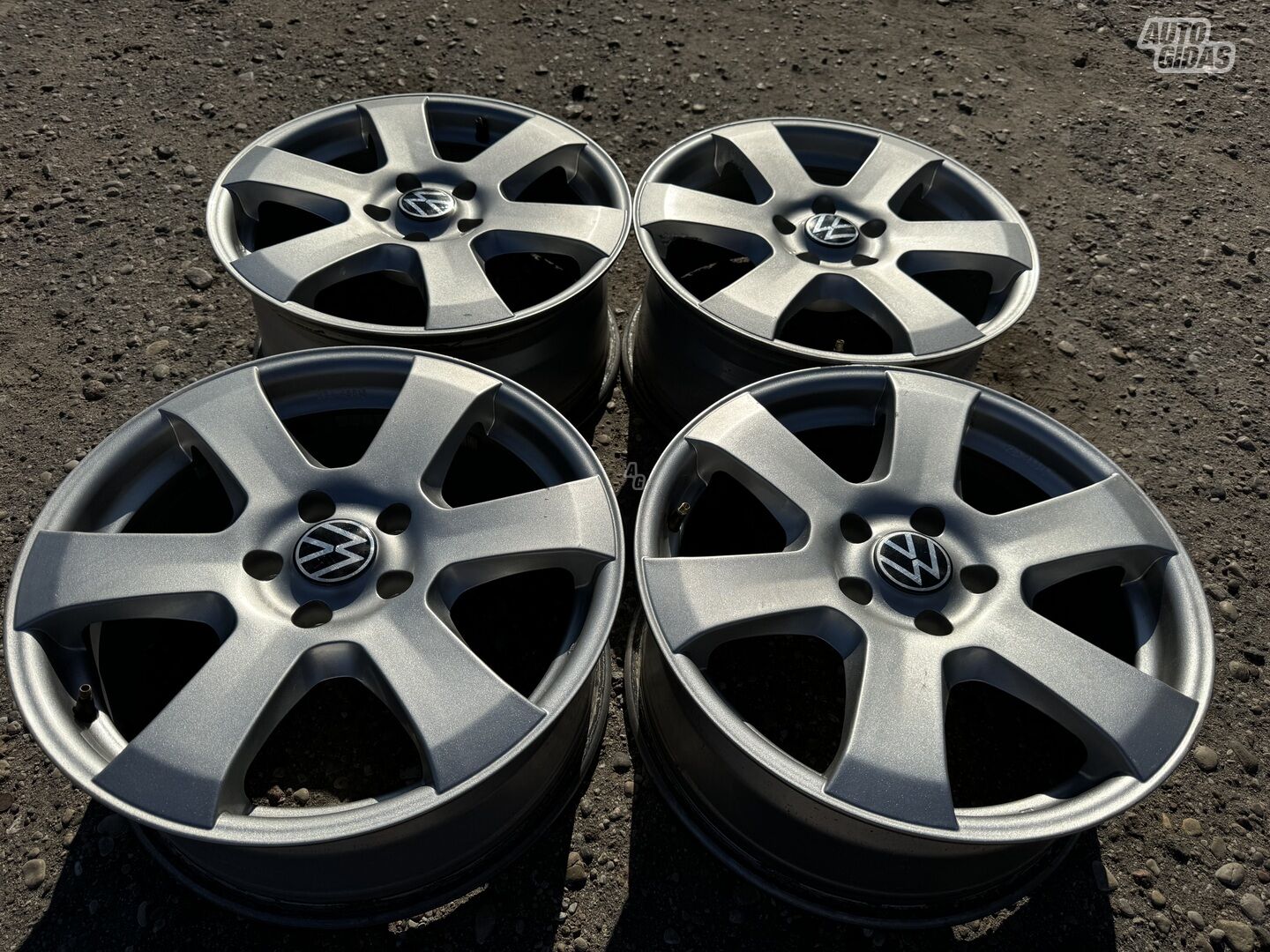 Volkswagen Siunciam, 7.5J ET35 light alloy R17 rims