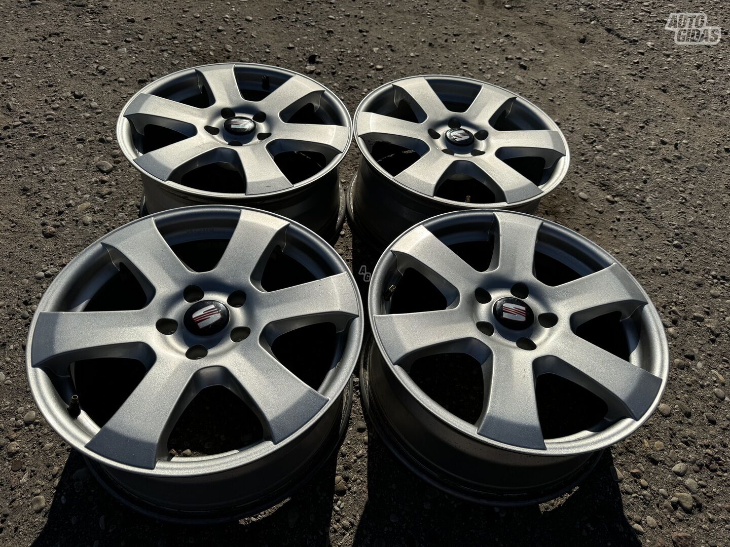 Seat Siunciam, 7.5J ET35 light alloy R17 rims