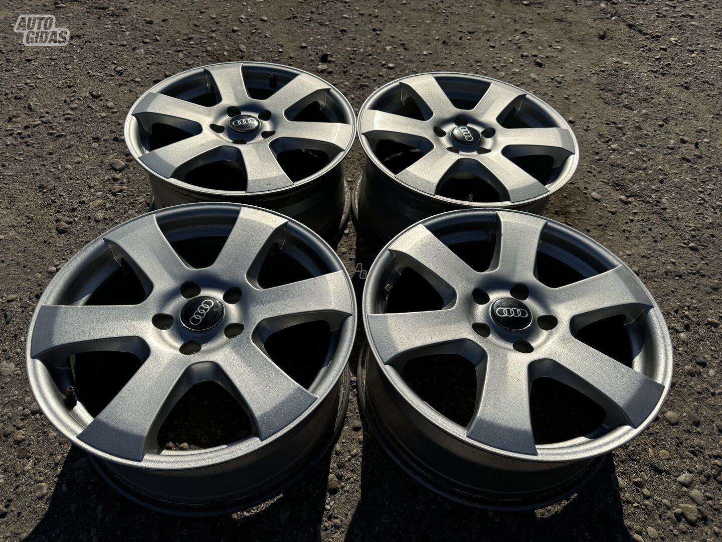 Audi Siunciam, 7.5J ET35 light alloy R17 rims