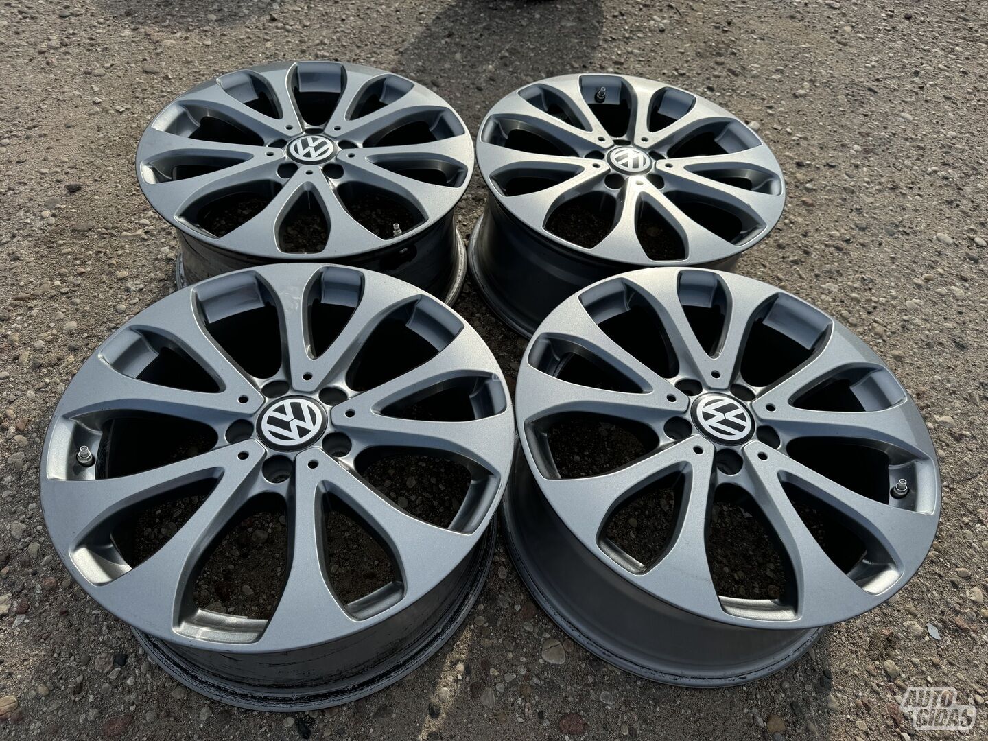 Volkswagen Siunciam, 8J ET38 light alloy R18 rims