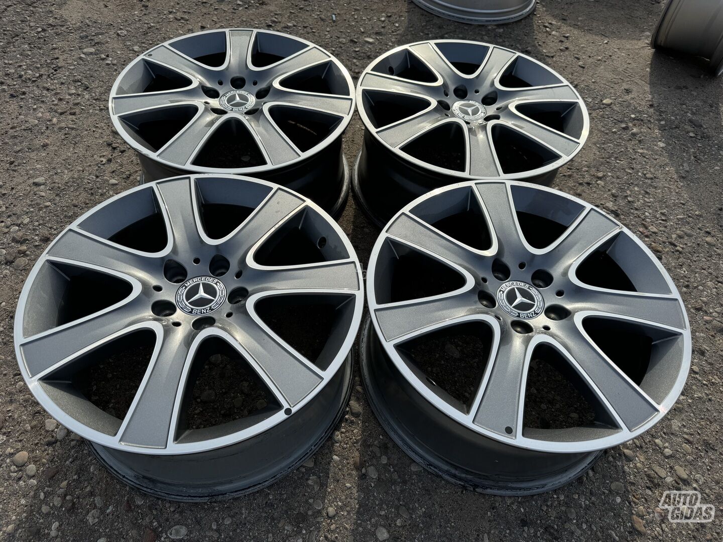 Mercedes-Benz Siunciam, 8J ET41 light alloy R18 rims