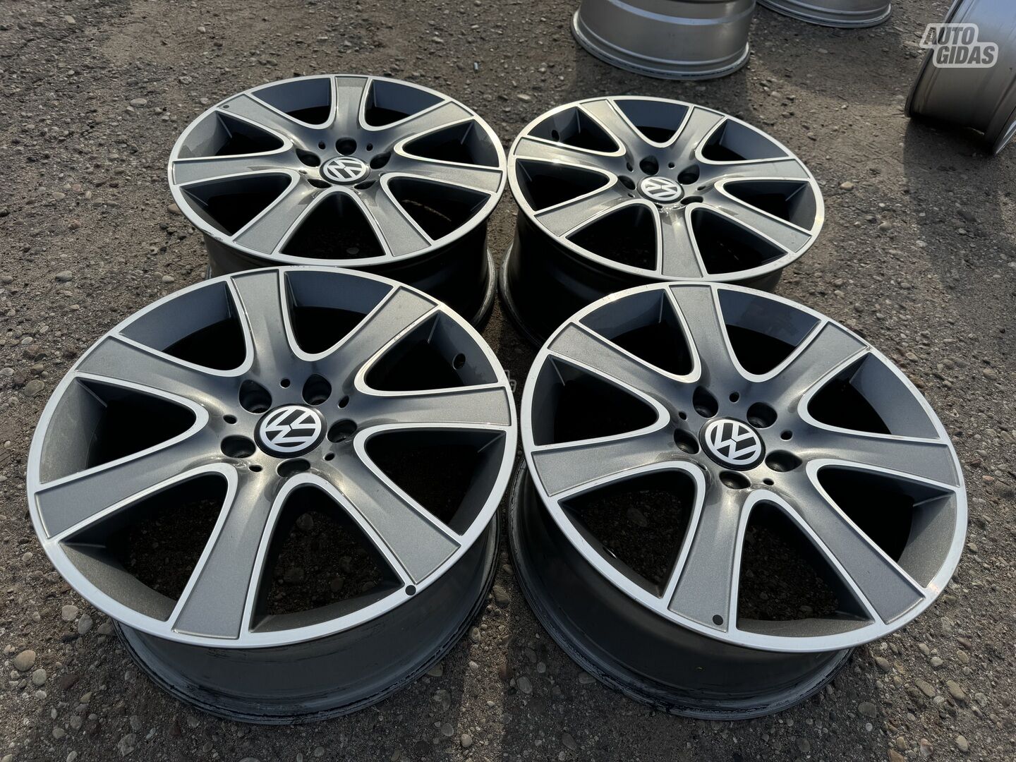 Volkswagen Siunciam, 8J ET41 light alloy R18 rims