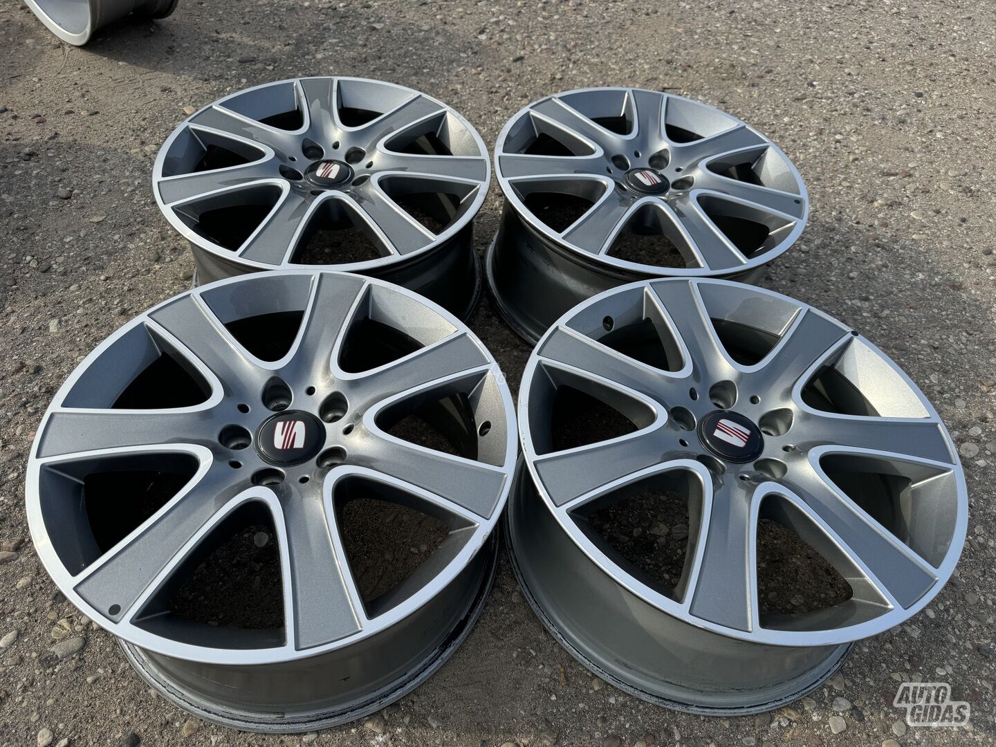 Seat Siunciam, 8J ET41 light alloy R18 rims