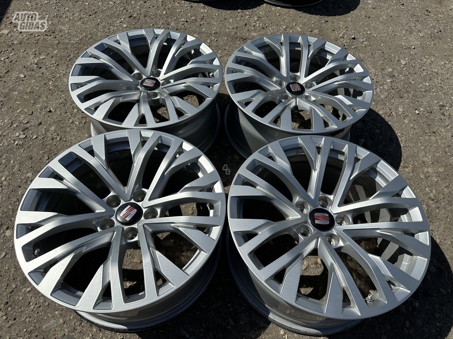 Seat Siunciam, 8J ET25 light alloy R18 rims