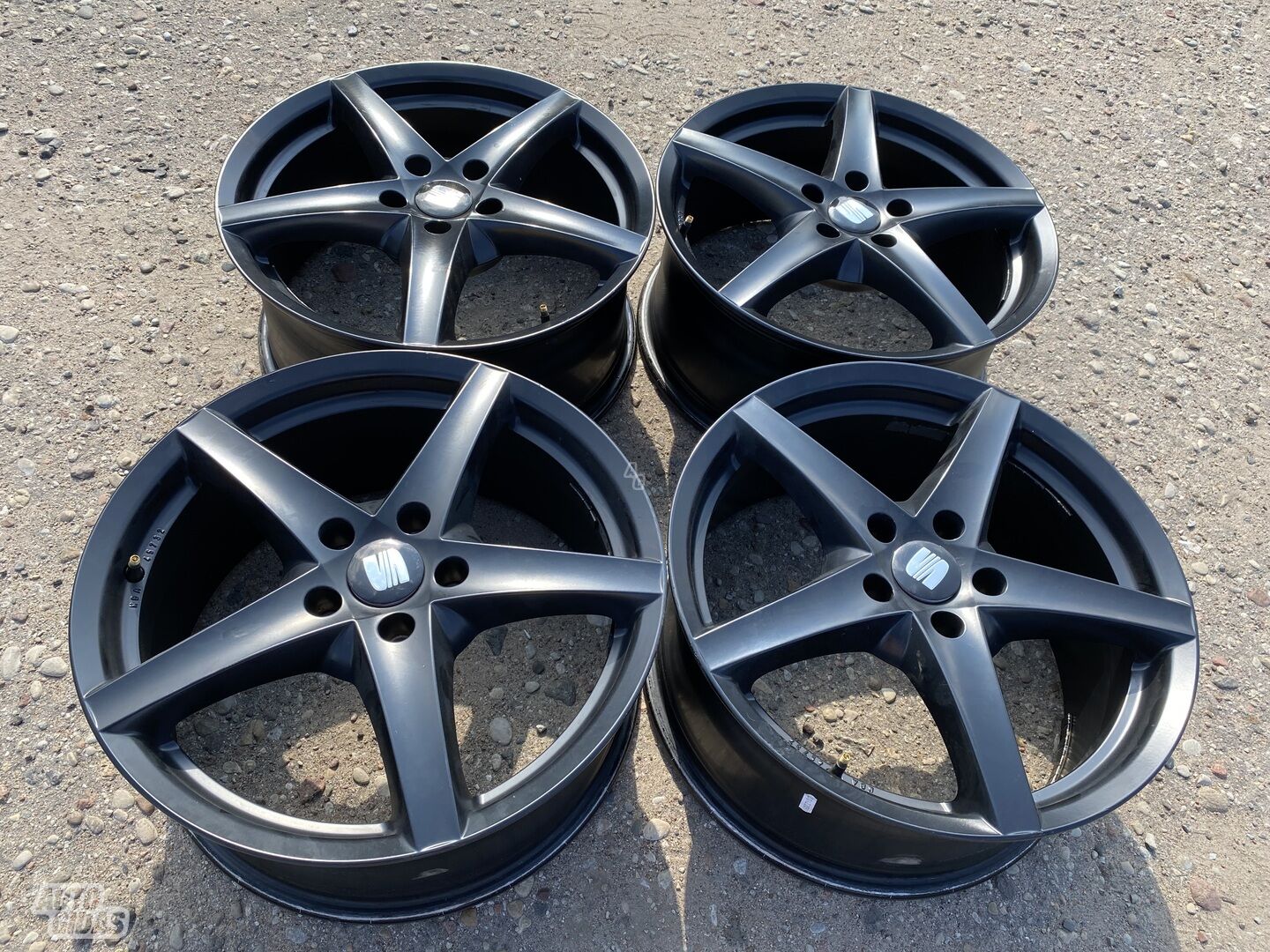 Seat Siunciam, 7.5J ET45 light alloy R18 rims