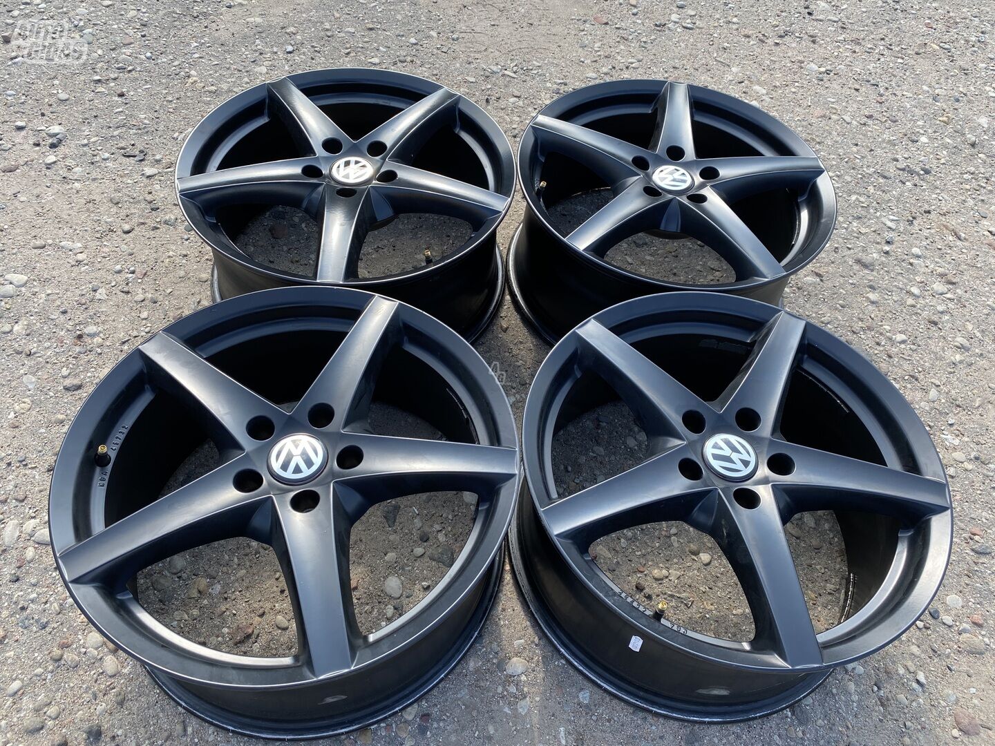 Volkswagen Siunciam, 7,5J ET45 light alloy R18 rims