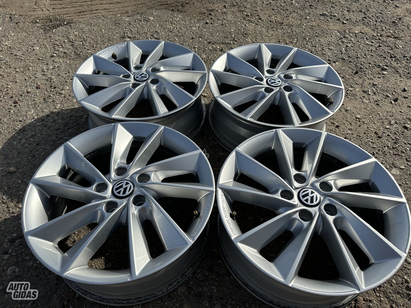 Volkswagen Siunciam, 6,5J ET38 light alloy R17 rims