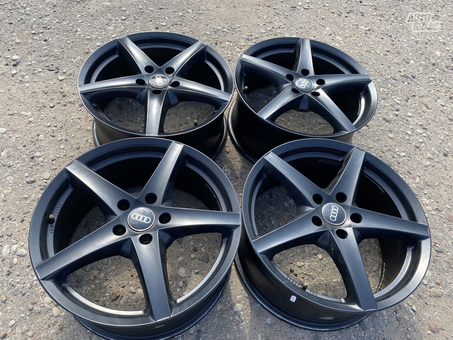 Audi SIunciam, 7.5J ET45 light alloy R18 rims