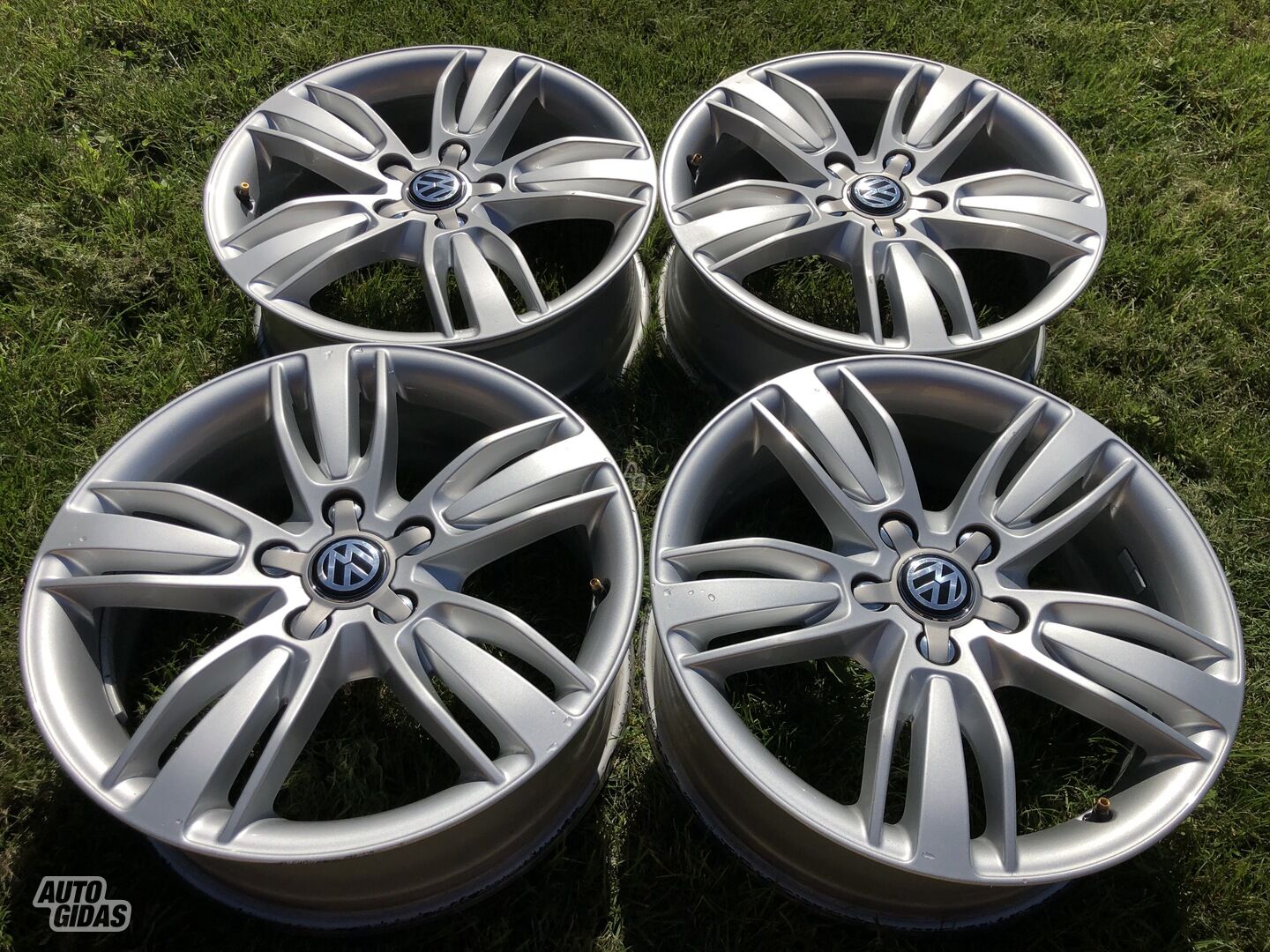 Volkswagen Siunciam, 6,5J ET33 light alloy R17 rims