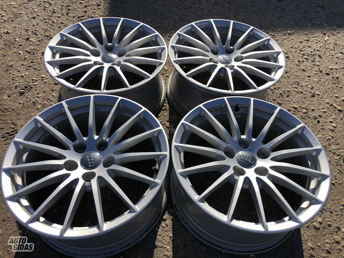 Audi Siunciam, 7.5J ET29 light alloy R17 rims