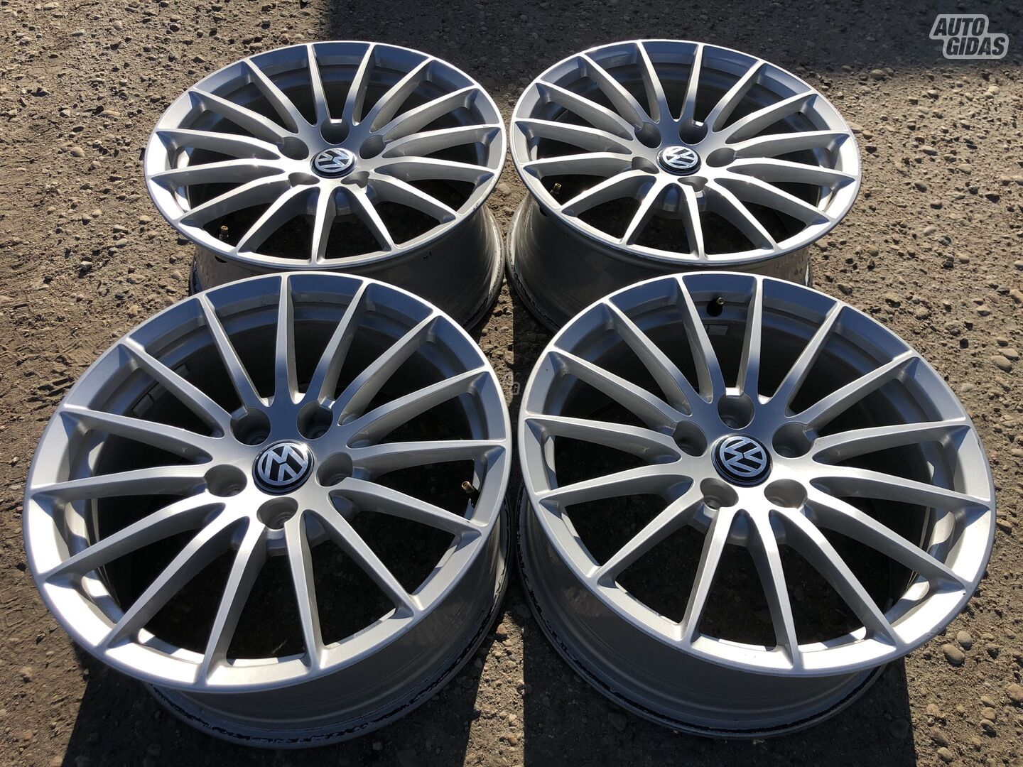 Volkswagen Siunciam, 7.5J ET29 light alloy R17 rims