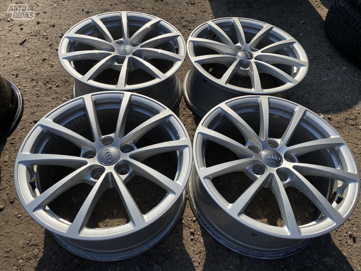 Audi Siunciam, 7,5J ET36 light alloy R17 rims