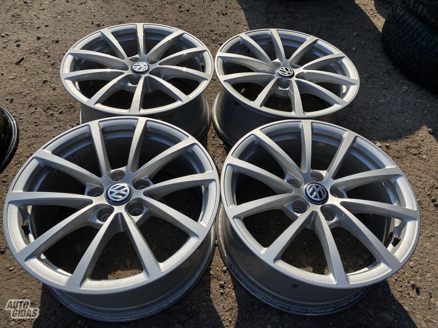 Volkswagen Siunciam, 7,5J ET36 light alloy R17 rims