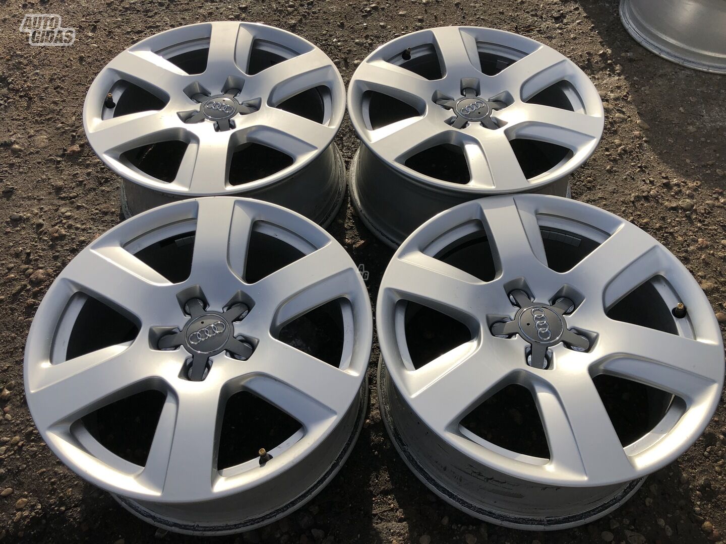 Audi Siunciam, 7,5J ET37 light alloy R17 rims