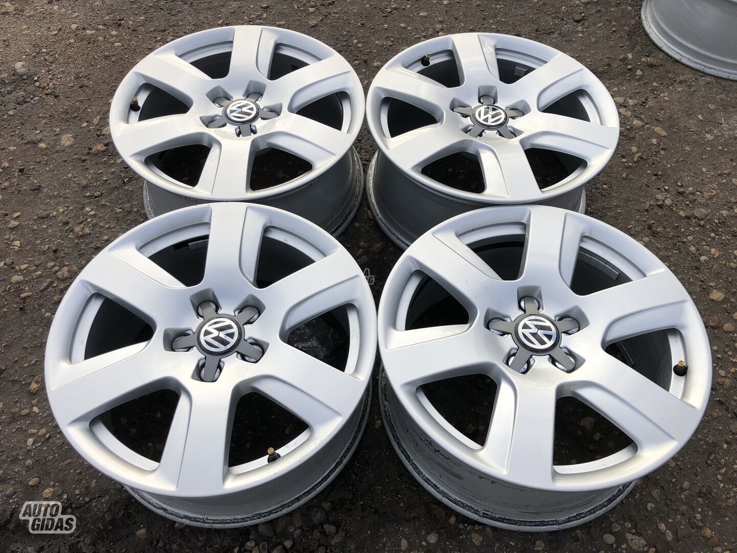 Volkswagen Siunciam, 7,5J ET37 light alloy R17 rims