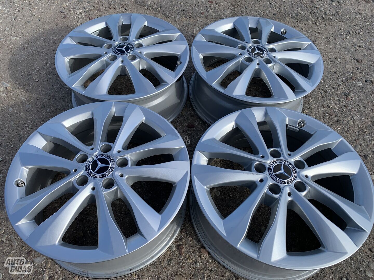 Mercedes-Benz Siunciam, 7J ET48 light alloy R17 rims