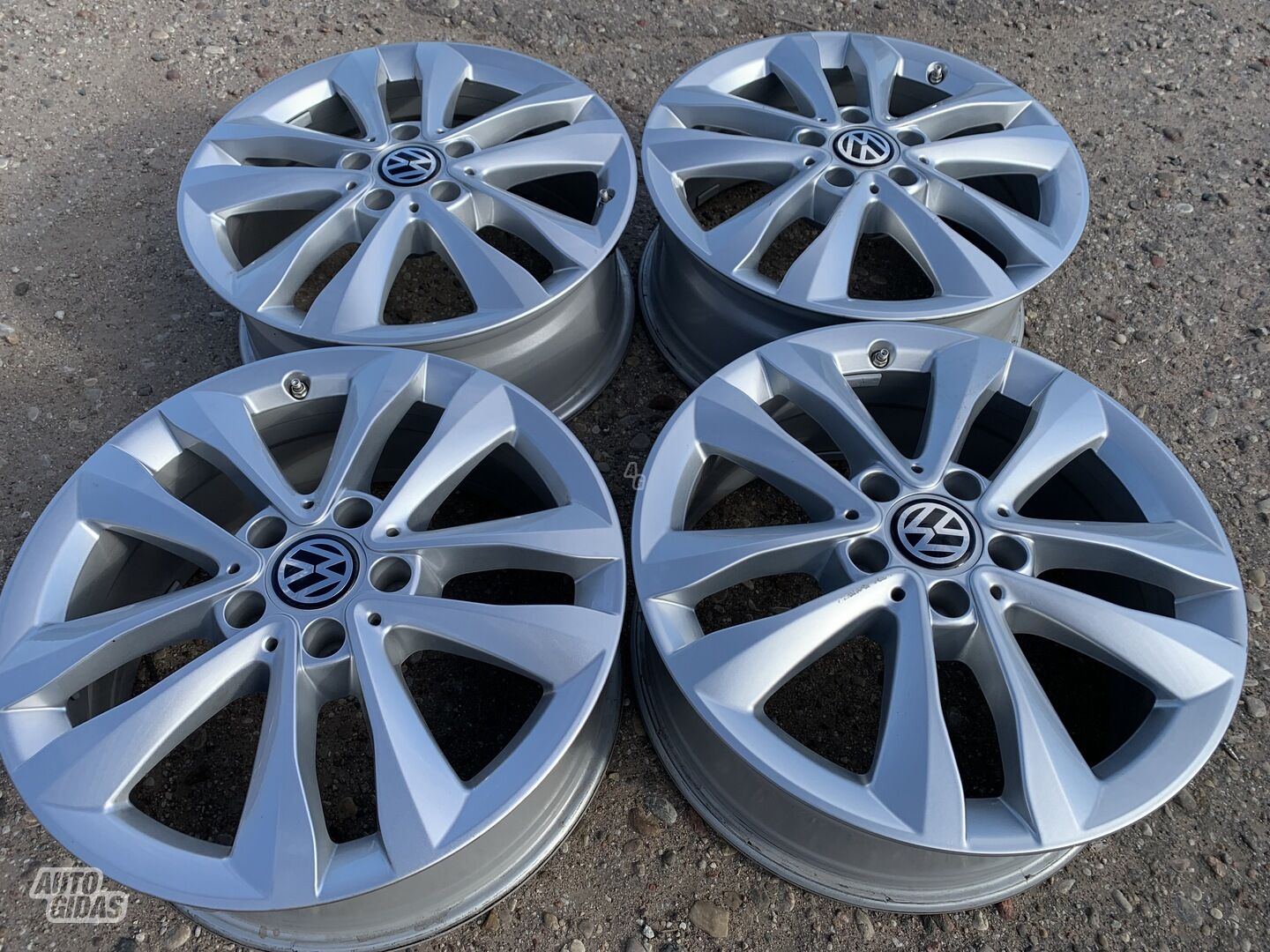 Volkswagen Siunciam, 7J ET48 light alloy R17 rims