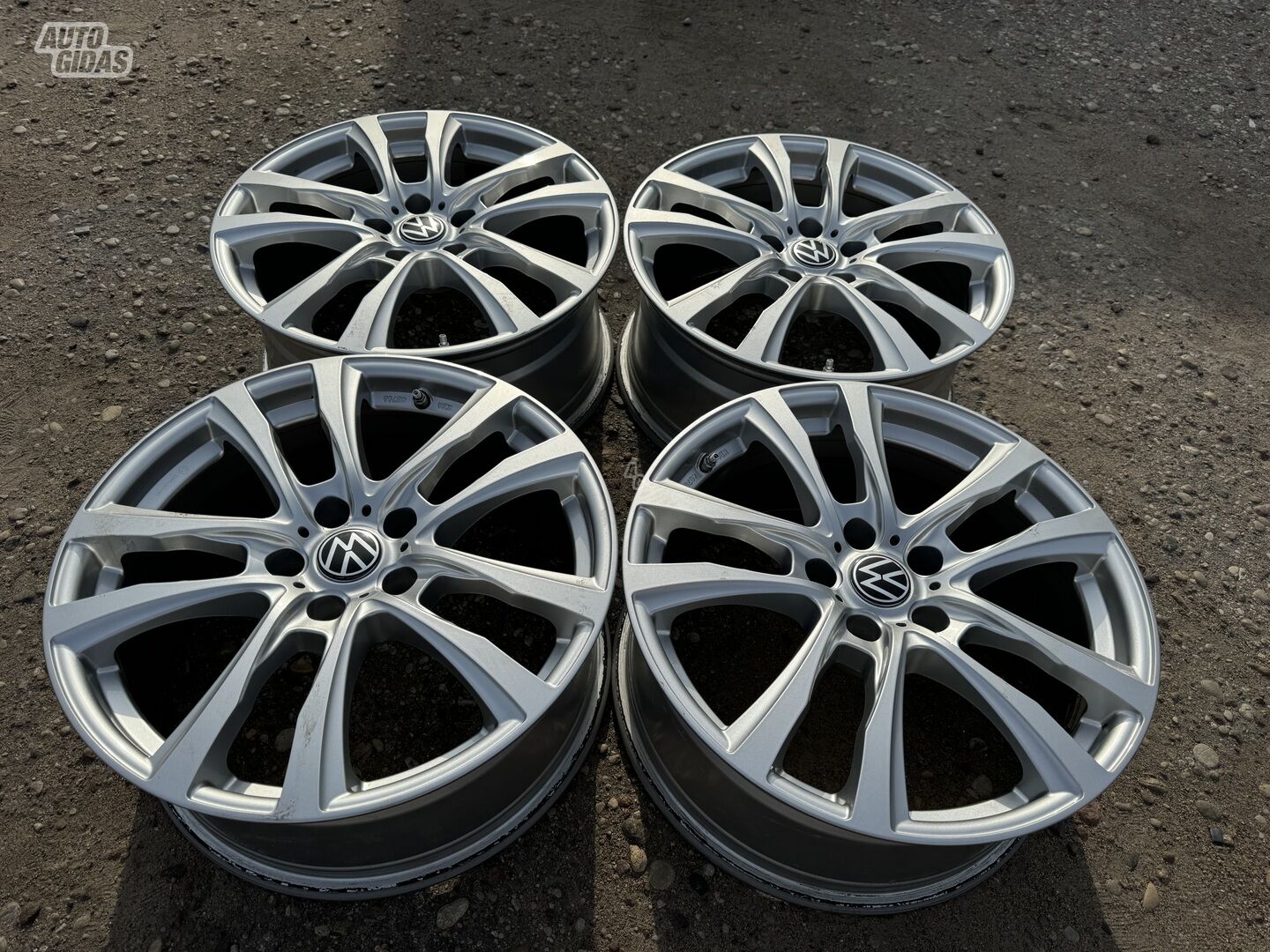 Volkswagen Siunciam, 8J ET30 light alloy R18 rims