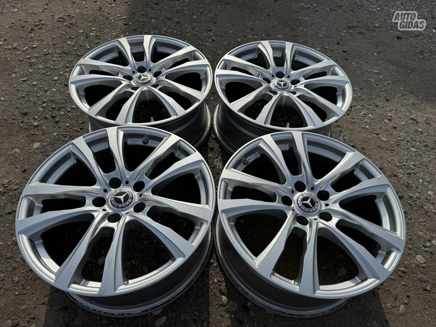 Mercedes-Benz Siunciam, 8J ET30 light alloy R18 rims