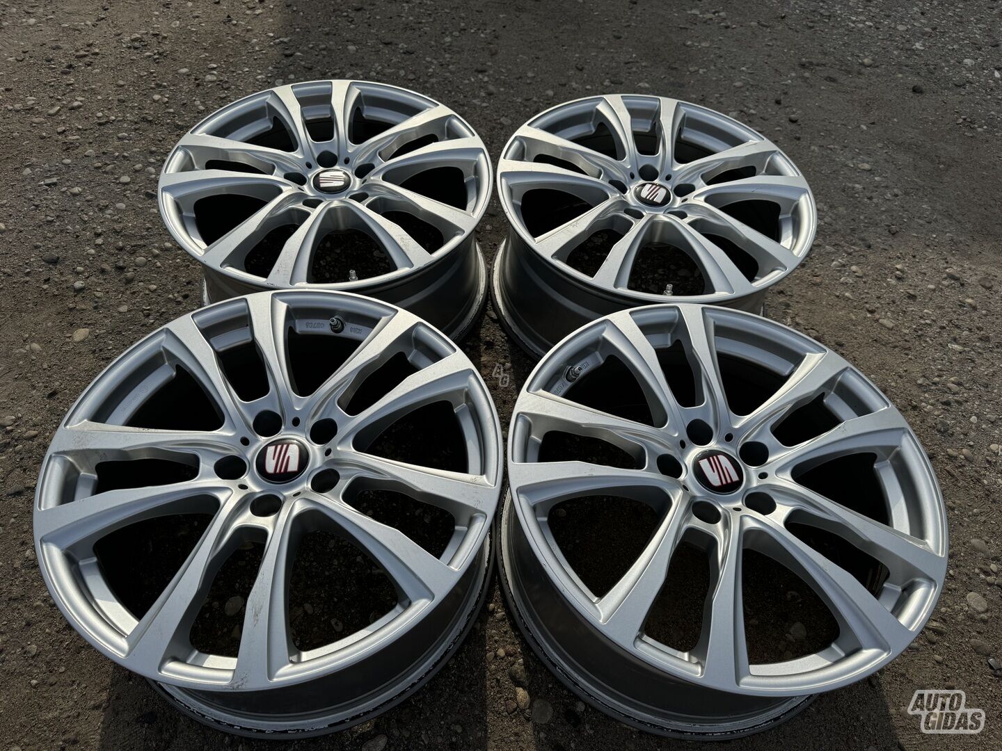 Seat Siunciam, 8J ET30 light alloy R18 rims