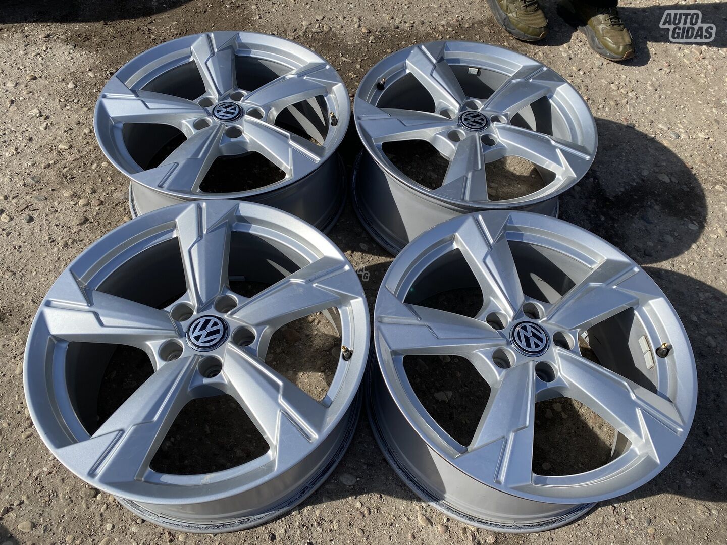 Volkswagen Siunciam, 8J ET39 light alloy R18 rims