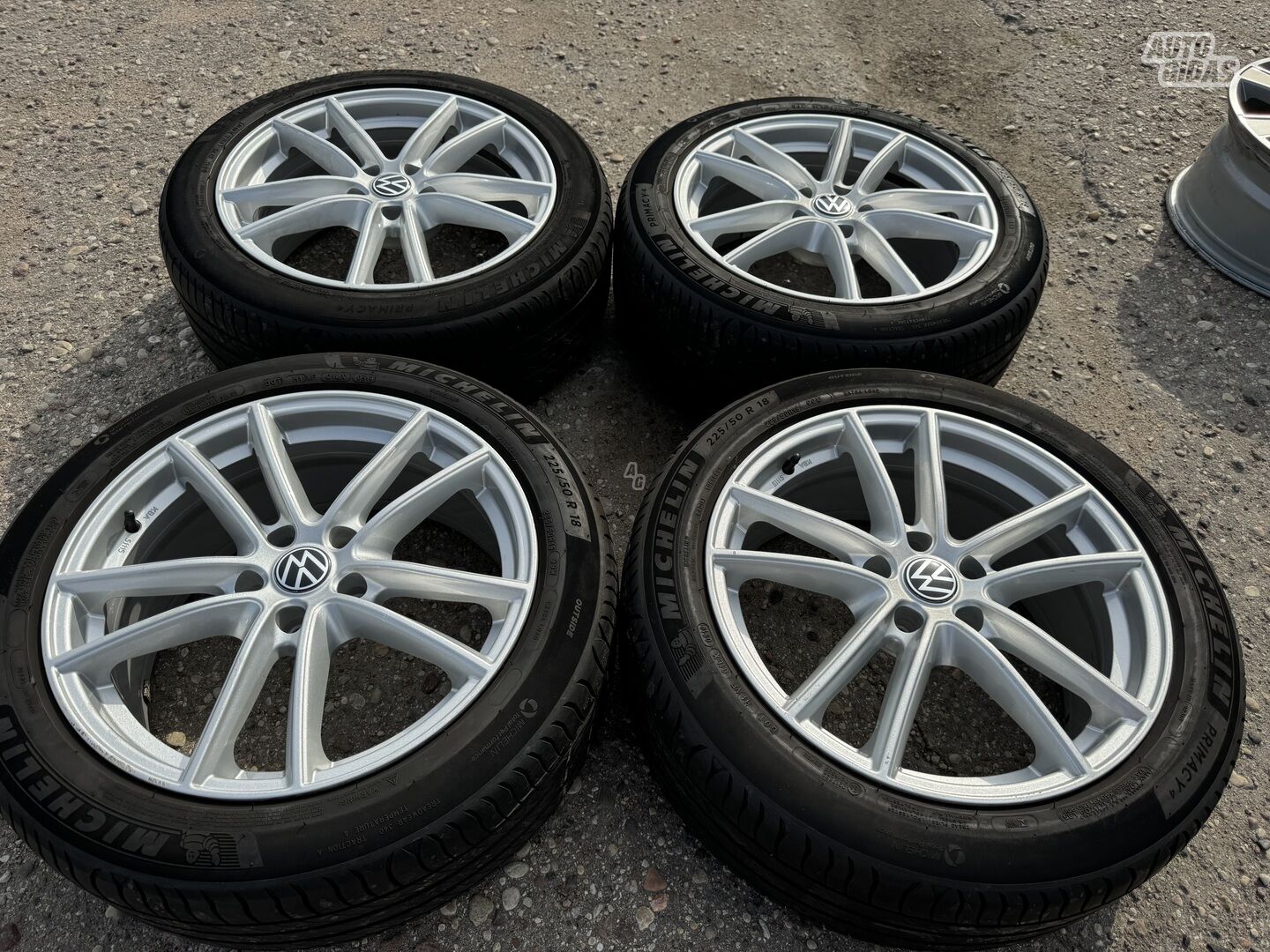 Volkswagen Siunciam, 8J ET40 light alloy R18 rims