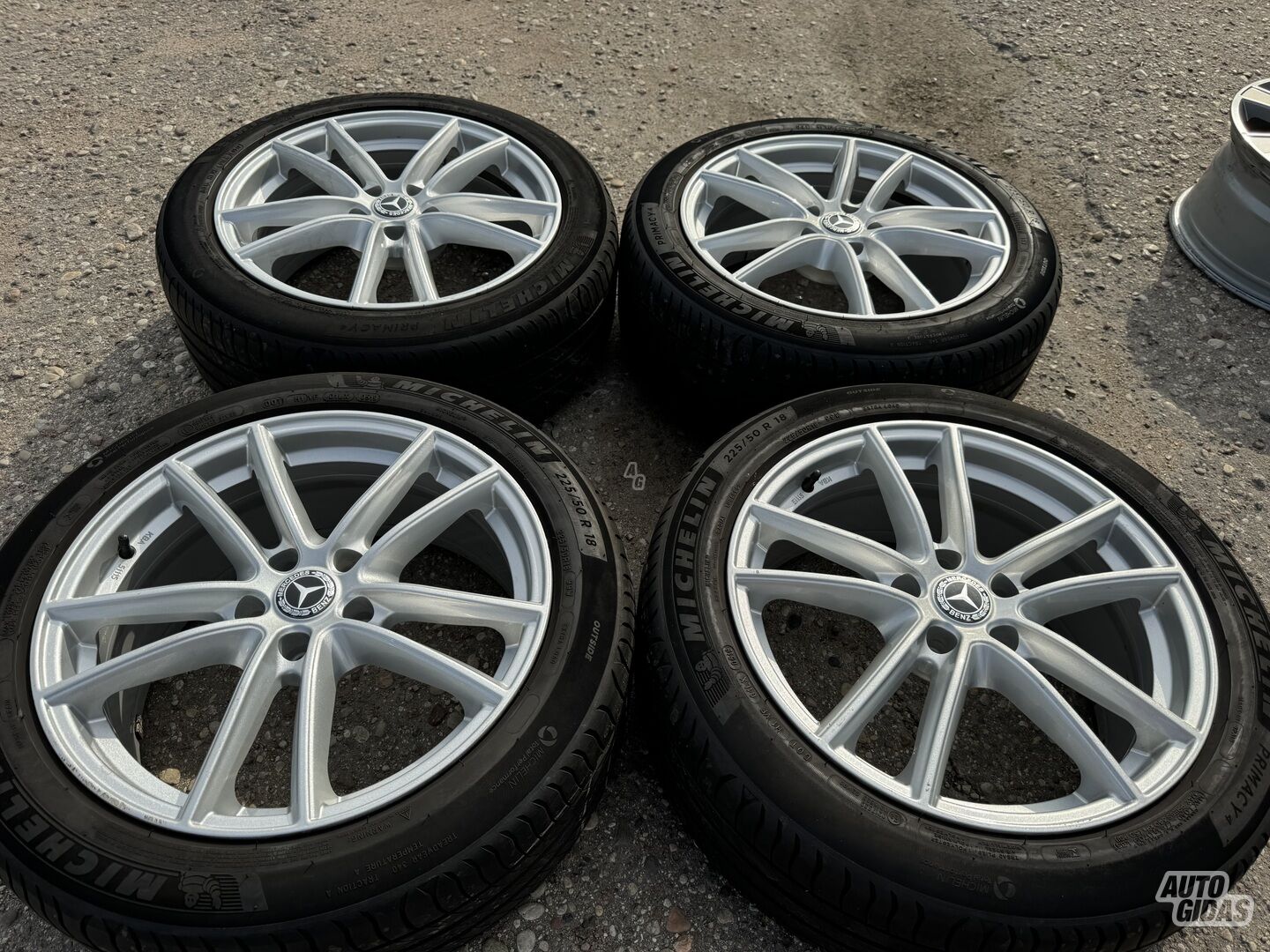 Mercedes-Benz Siunciam, 8J ET40 light alloy R18 rims