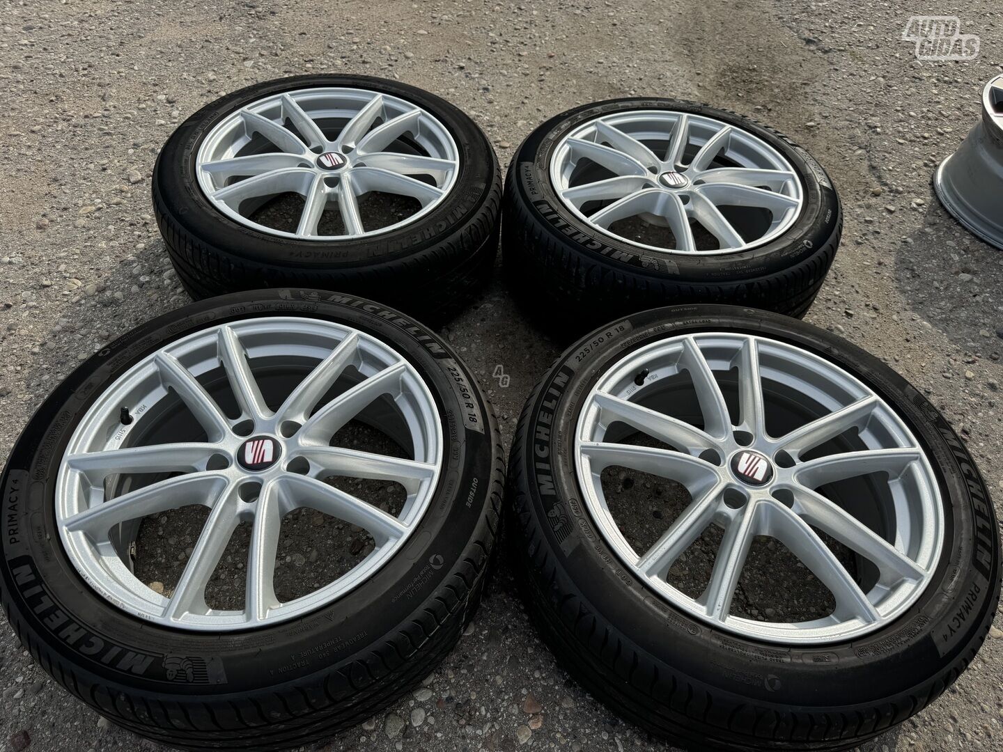 Seat Siunciam, 8J ET40 light alloy R18 rims