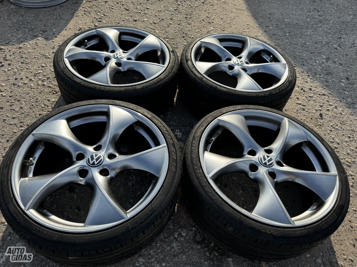 Volkswagen Siunciam, 8J ET45 light alloy R18 rims