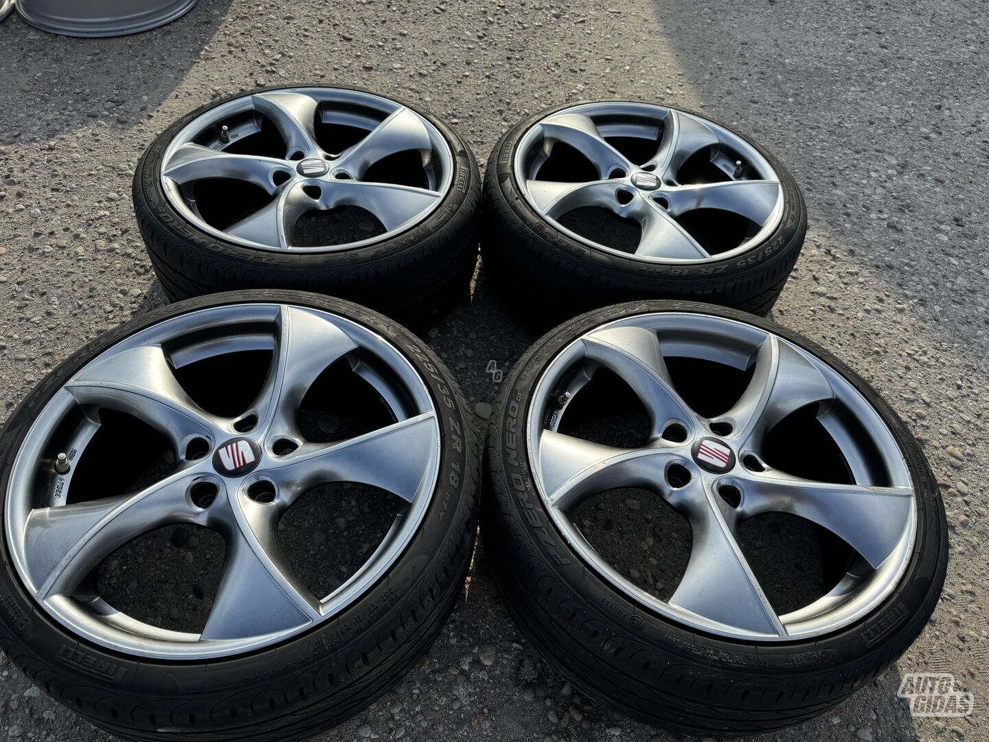 Seat Siunciam, 8J ET45 light alloy R18 rims