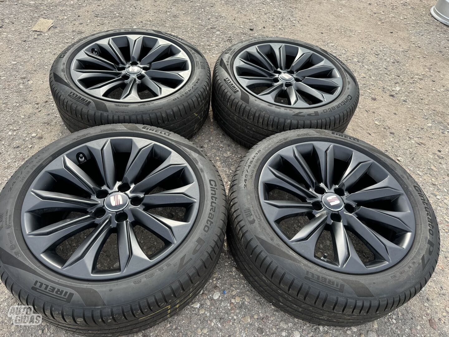 Seat Siunciam, 8J ET26 light alloy R18 rims