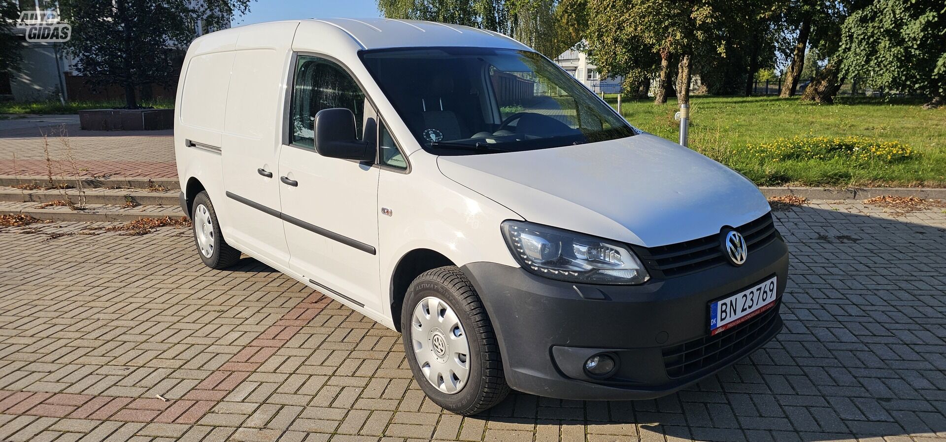 Volkswagen Caddy 2013 y Commercial auto (with box)