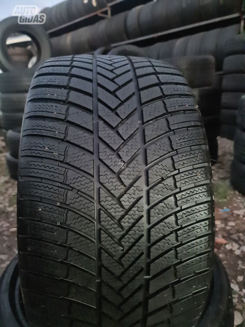 Bridgestone BlizzakLM005 R20 žieminės padangos lengviesiems