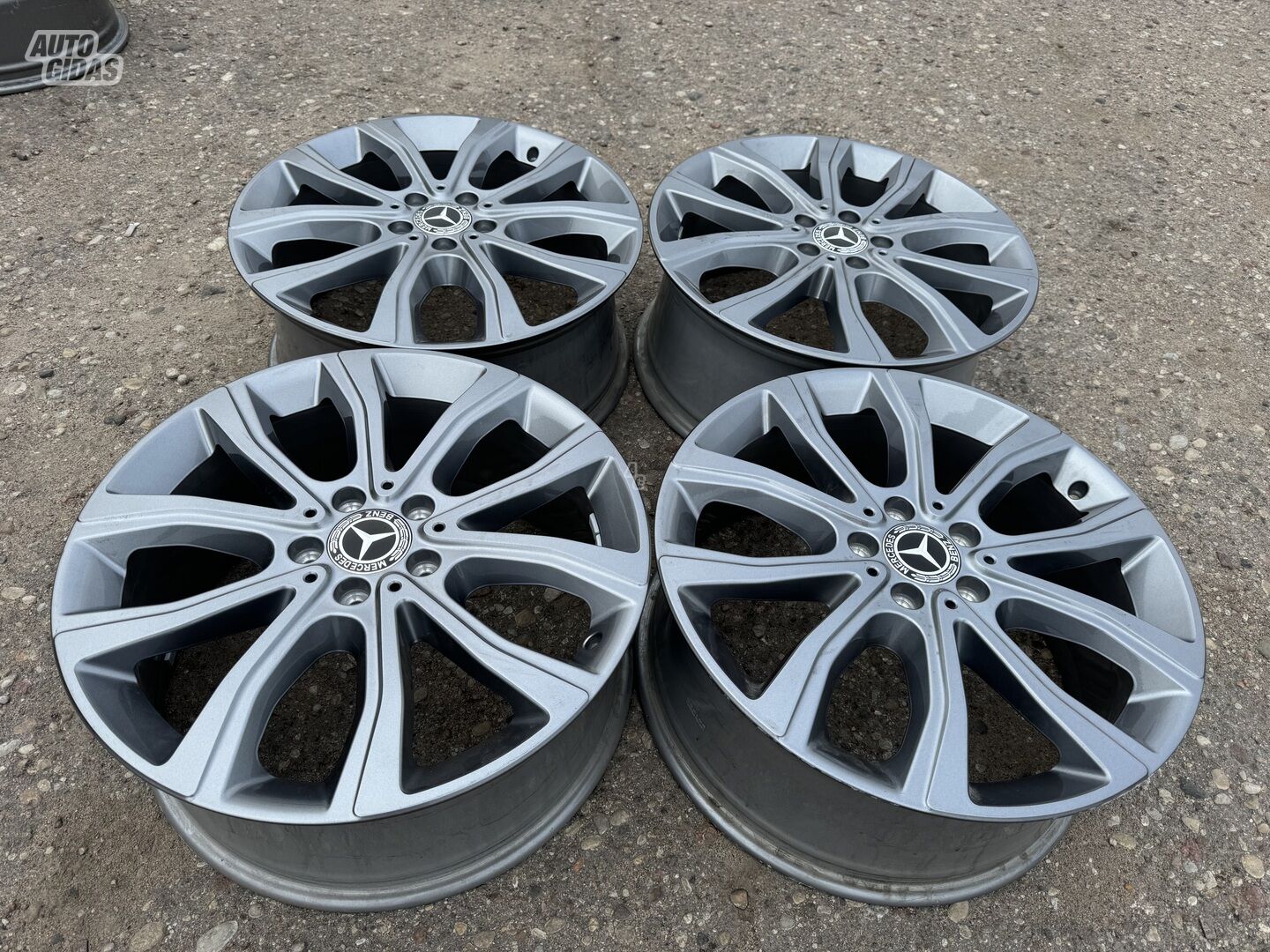 Mercedes-Benz Siunciam, 8J ET56 light alloy R19 rims