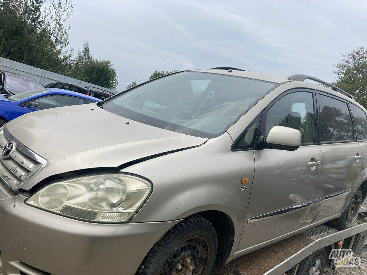 Toyota Avensis Verso 2002 y parts