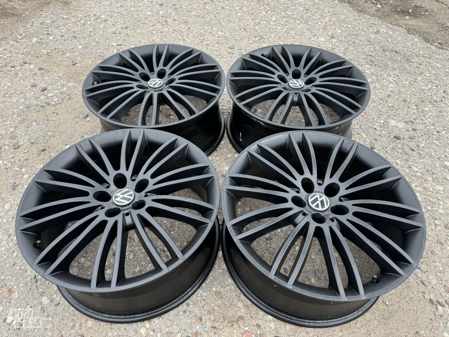 Volkswagen Siunciam, 8J ET35 light alloy R19 rims