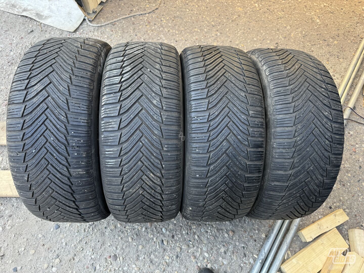 Michelin Siunciam, 5-6mm 2019 R17 зимние шины для автомобилей