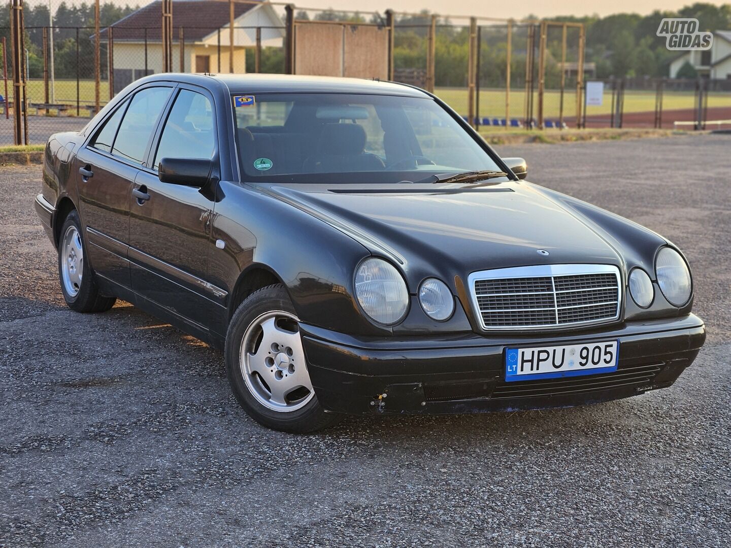 Mercedes-Benz E 200 1997 y Sedan