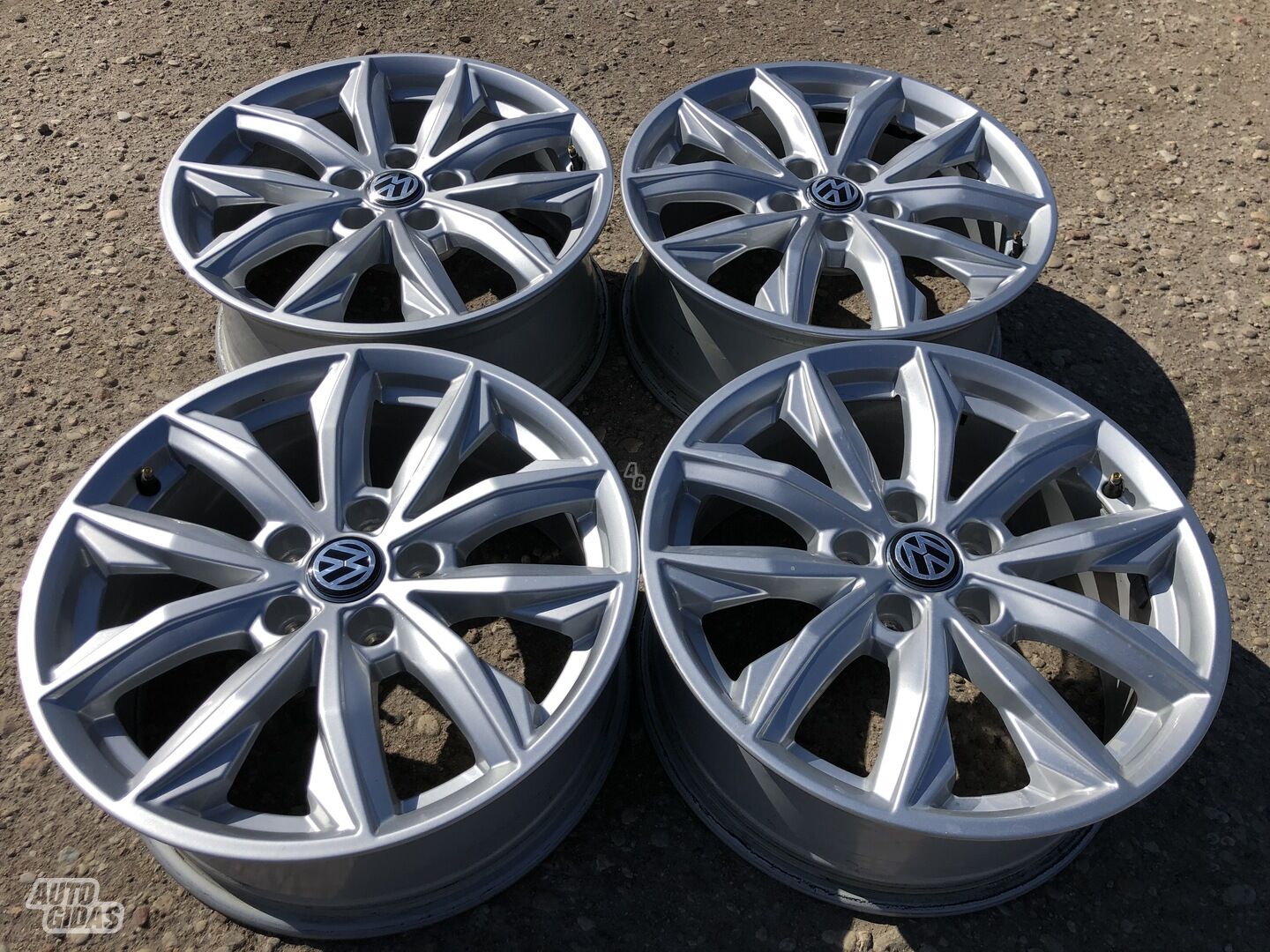 Volkswagen Siunciam, 7J ET34 light alloy R17 rims