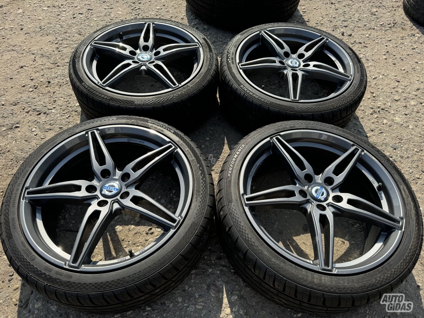 Volvo Siunciam, 7,5J ET52 light alloy R18 rims