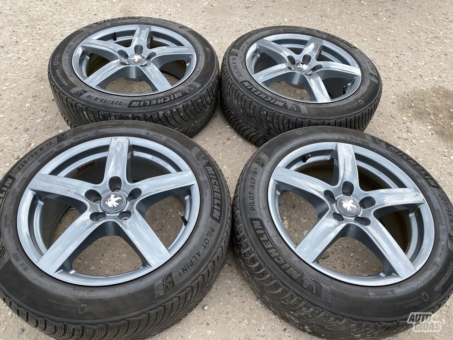 Peugeot Siunciam, 8J ET45 light alloy R18 rims