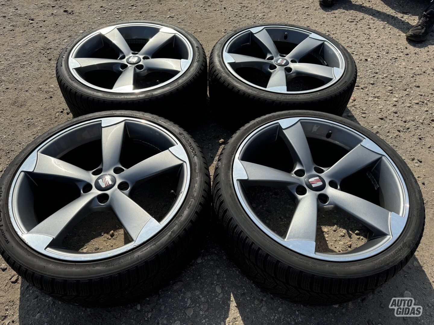 Seat Siunciam, 8,5J ET35 light alloy R19 rims