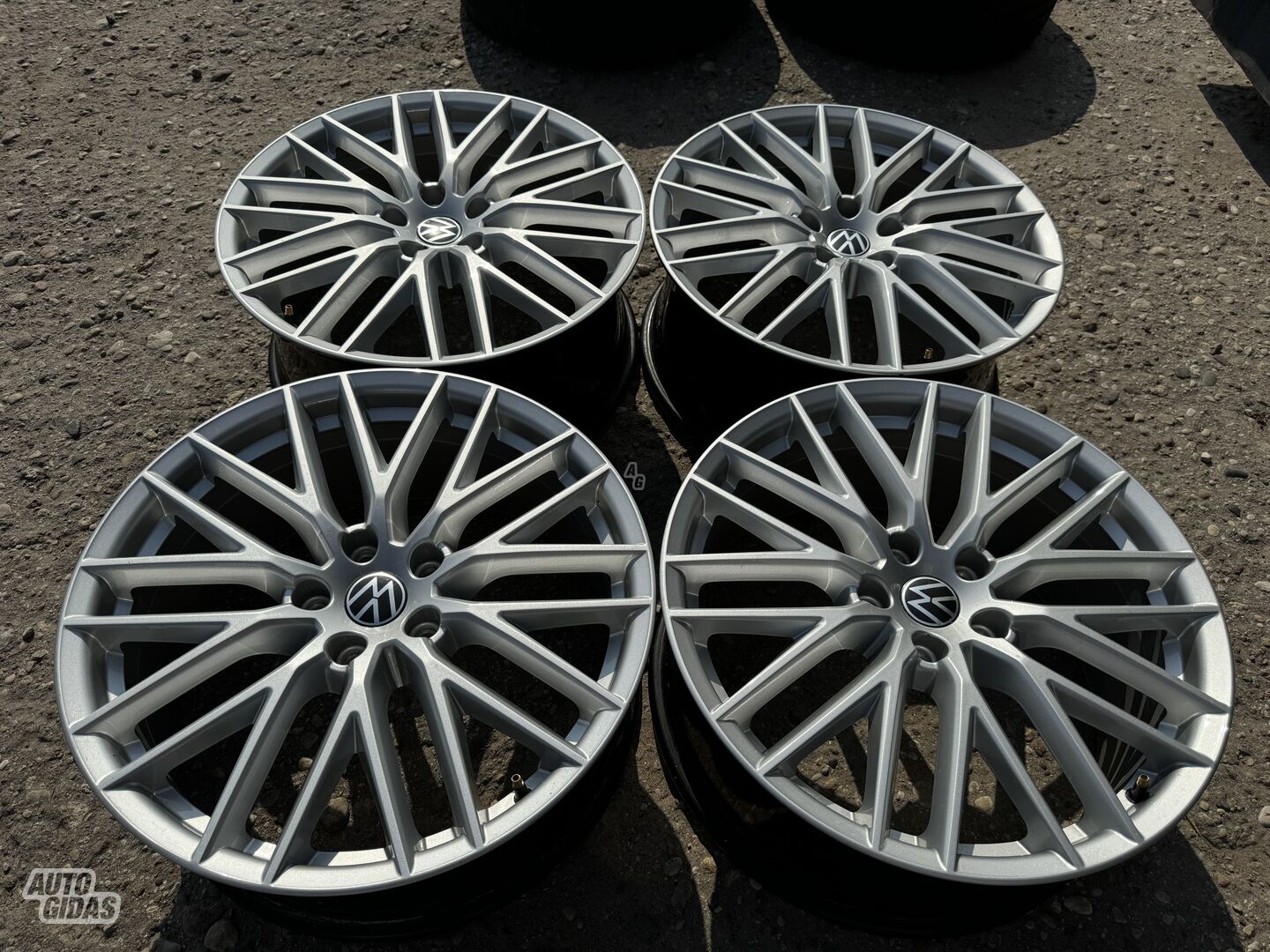 Volkswagen SIunciam, 8J ET50 light alloy R19 rims