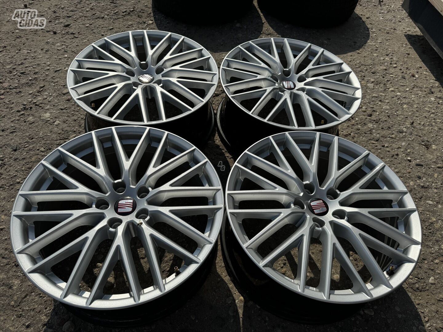 Seat Siunciam, 8J ET50 light alloy R19 rims