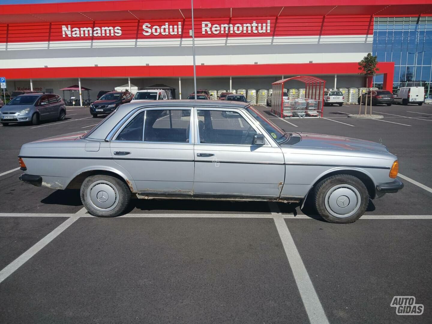 Mercedes-Benz 200 1981 m Sedanas